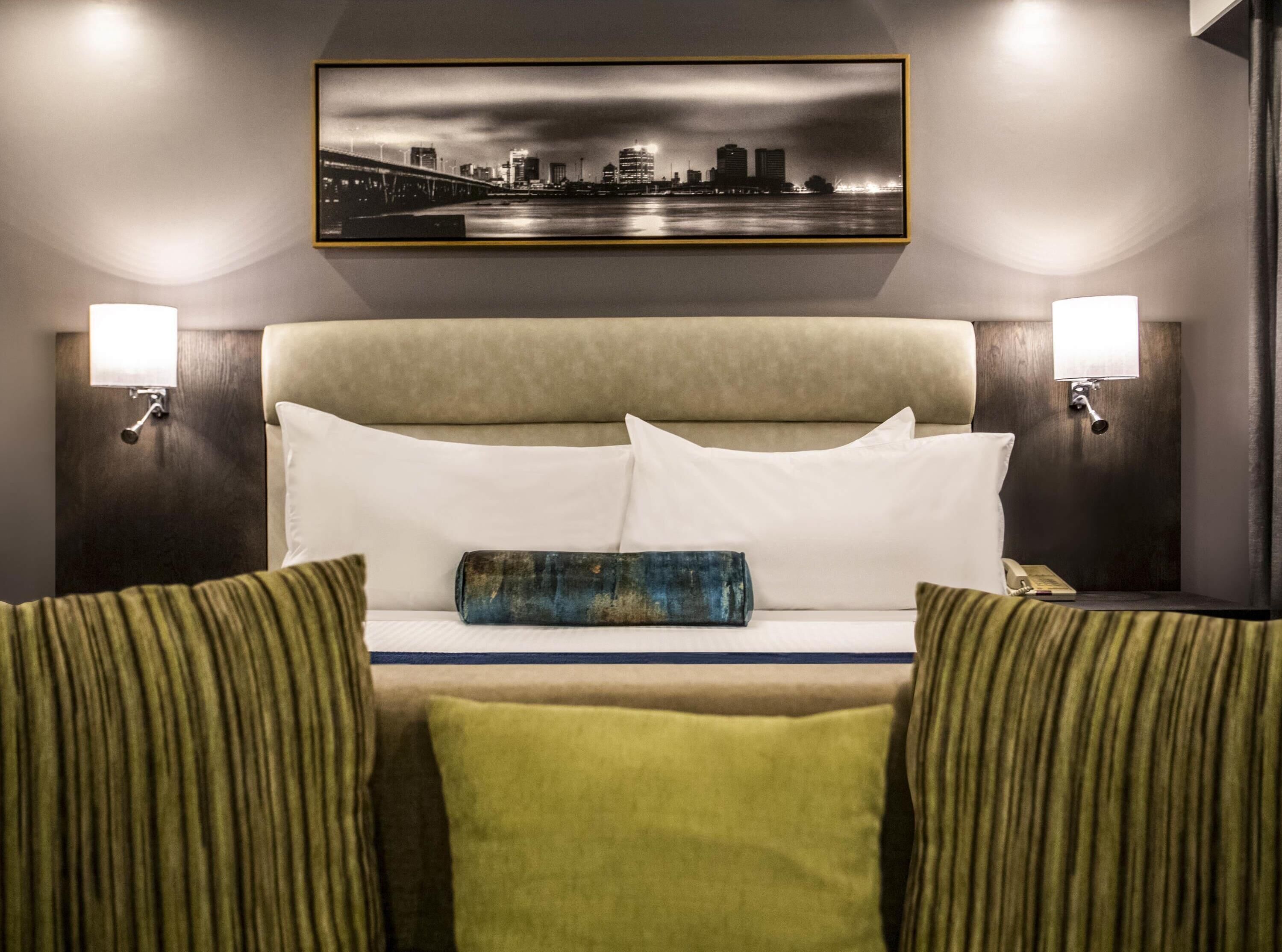 Deluxe Suite, 1 King Bed | Premium bedding, minibar, in-room safe, desk