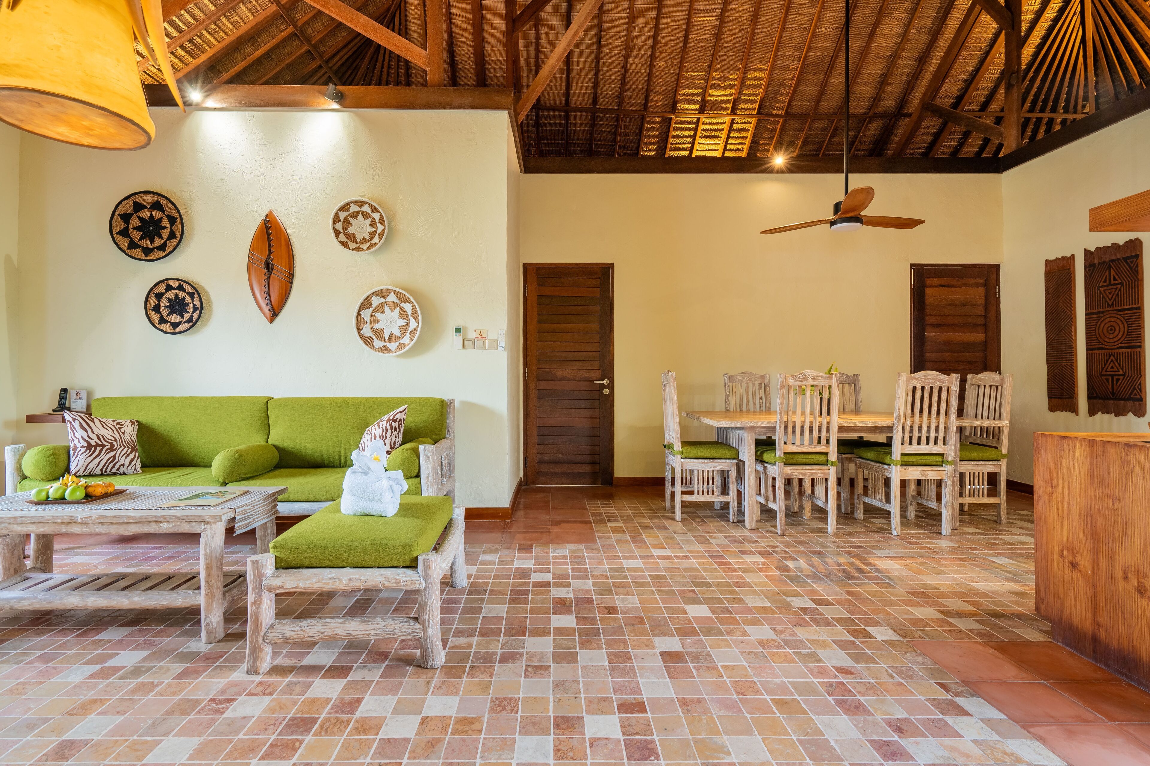 Tembo Family Suite + Bali Safari Entrance & Safari Journey | 거실 공간 | LCD TV