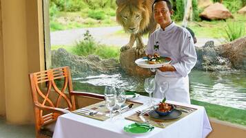 2 restaurants; breakfast, lunch and dinner served