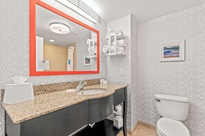 Bathtub, hair dryer, towels - Hampton Inn Denver Northeast-Brighton (Brighton)