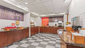 Café da manhã com buffet grátis todos os dias