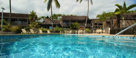 Piscine extérieure, chaises longues