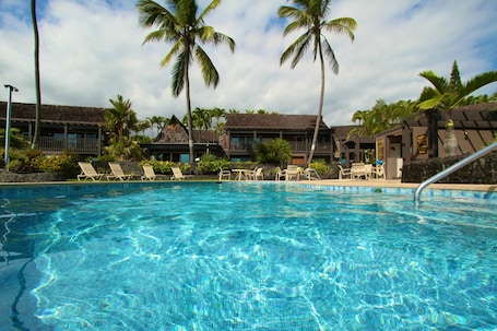 Outdoor pool, sun loungers. Sea Mountain