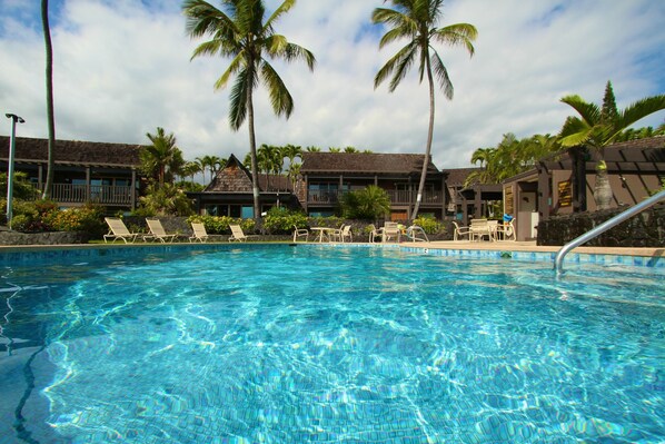 Outdoor pool, pool loungers - Sea Mountain (Pahala)