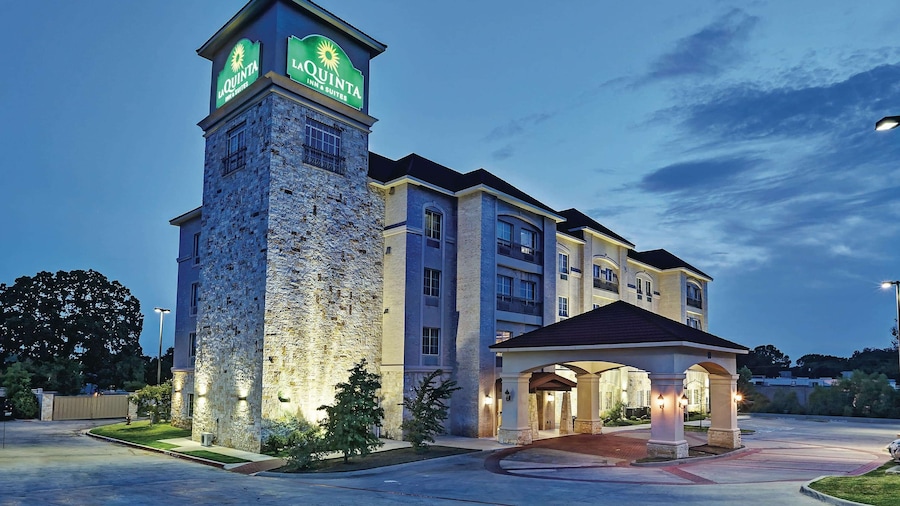 La Quinta Inn & Suites by Wyndham DFW Airport West - Euless