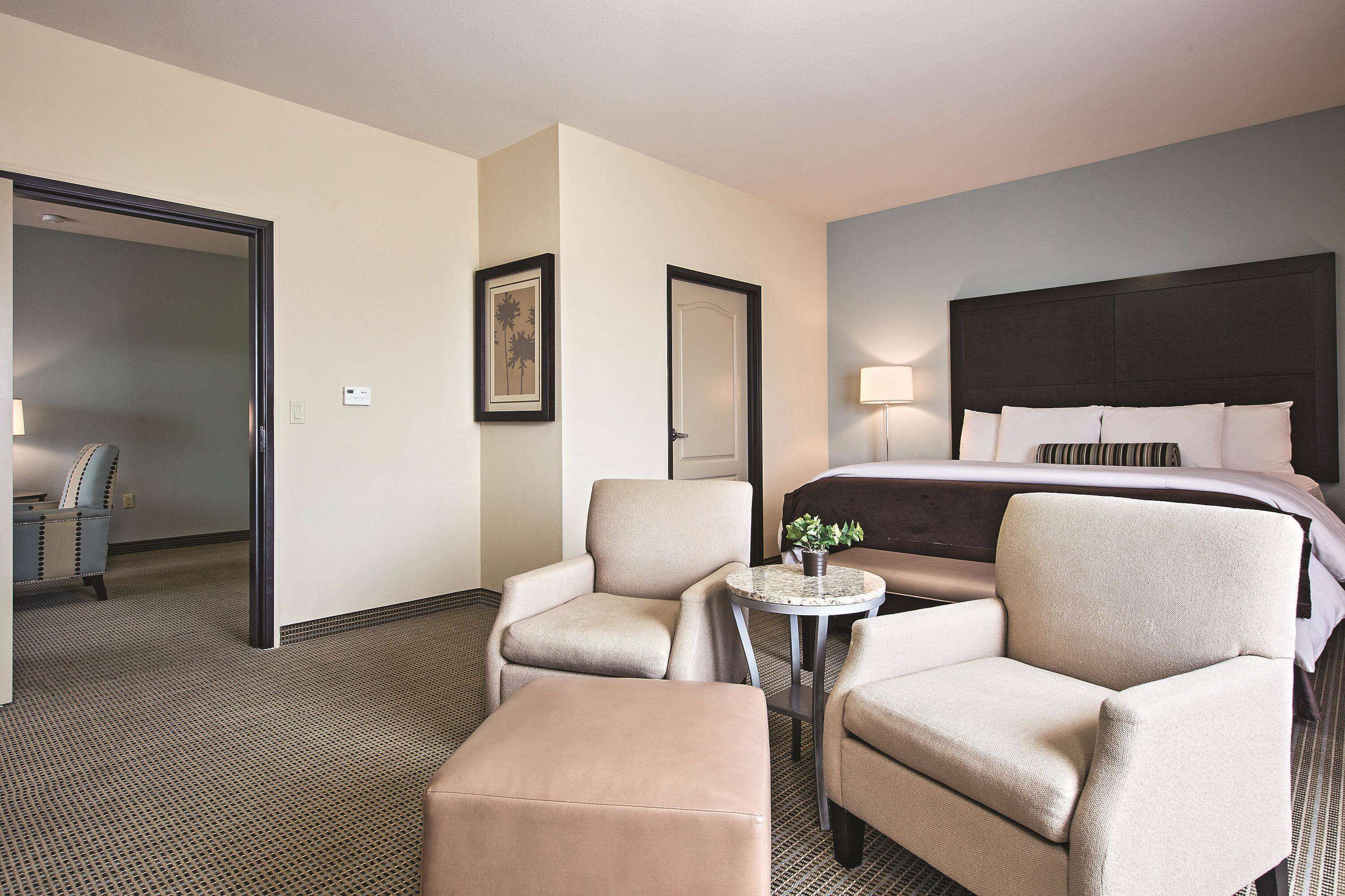 deluxe suite, 1 king bed, non smoking (mobility accessible, family) | premium bedding, in-room safe, desk, laptop workspace