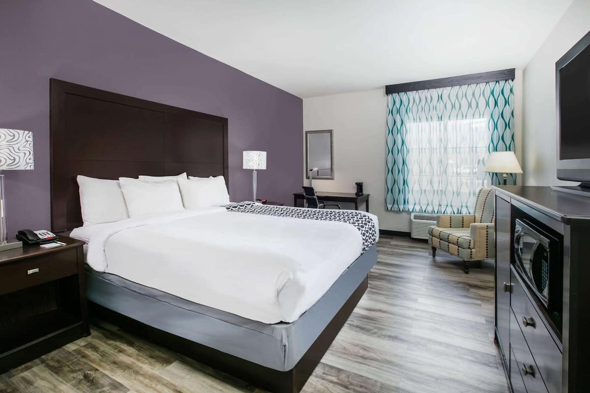 Kamer, 1 kingsize bed, niet-roken | Luxe beddengoed, een kluis op de kamer, een bureau, een laptopwerkplek