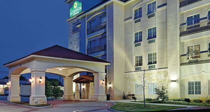 La Quinta Inn & Suites by Wyndham DFW Airport West - Euless