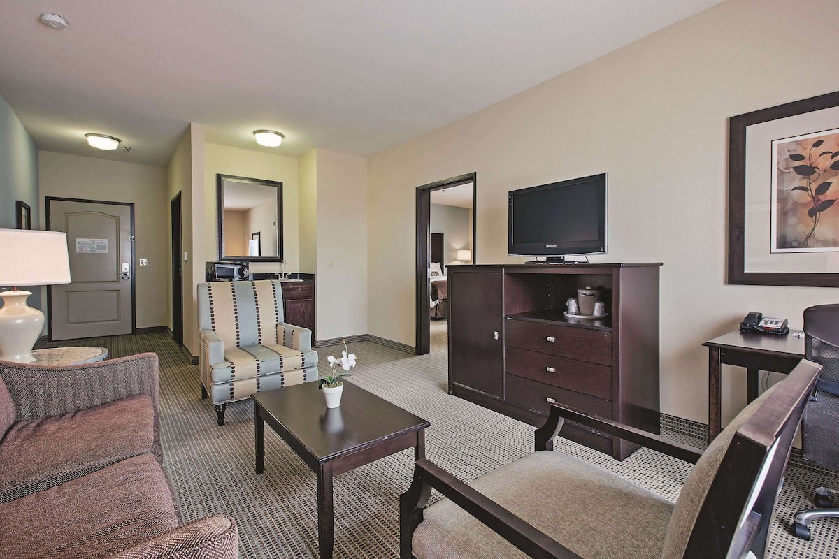 Deluxe suite, 1 kingsize bed, niet-roken (Mobility Accessible, Family) | Luxe beddengoed, een kluis op de kamer, een bureau, een laptopwerkplek