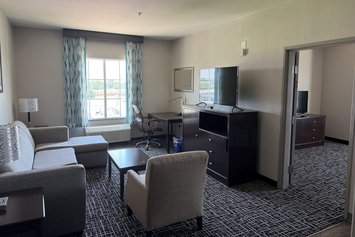 Suite Deluxe, 1 cama King size, para no fumadores (Mobility Accessible, Family) | Área de sala de estar | Televisión de pantalla plana