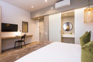 32-inch LCD TV with satellite channels, TV - aha The Rex Hotel (Knysna)
