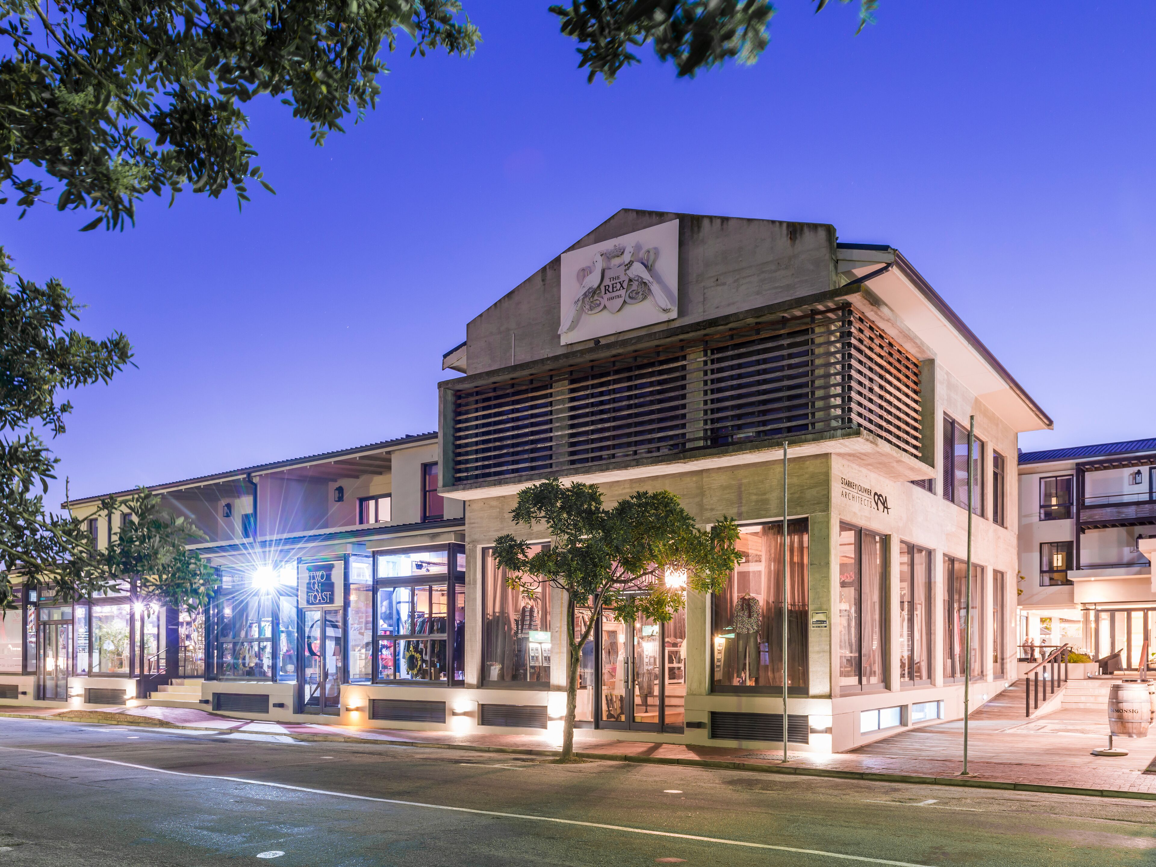 Vista frontal de la propiedad