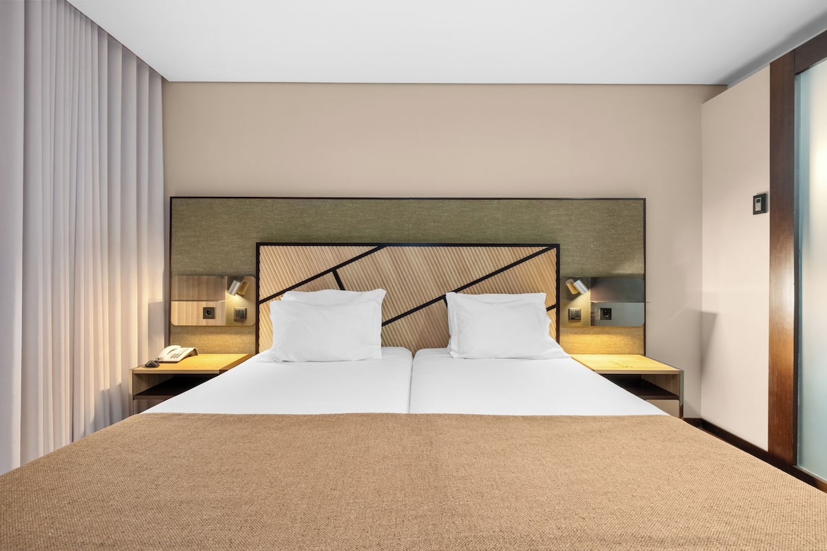 Twin Room, Balcony | Minibar, in-room safe, desk, blackout drapes