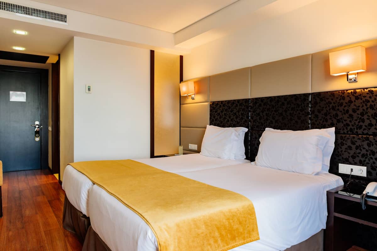Driepersoonskamer, balkon | 1 slaapkamer, een minibar, een kluis op de kamer, een bureau