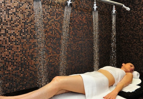 Salas de tratamiento para parejas, un sauna, baño turco