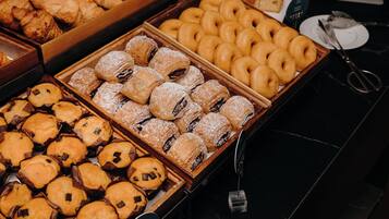 Petit déjeuner buffet servi tous les jours en supplément