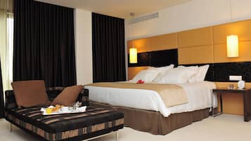 Presidential Suite | Minibar, in-room safe, desk, blackout drapes