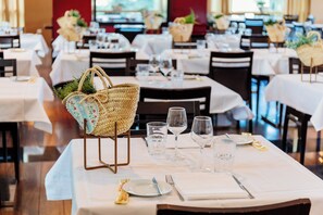 Double or Twin room- Sweet Porto | Minibar, in-room safe, desk, blackout drapes - Axis Porto Business & Spa Hotel (Matosinhos)