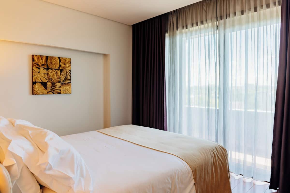 1 slaapkamer, een minibar, een kluis op de kamer, een bureau