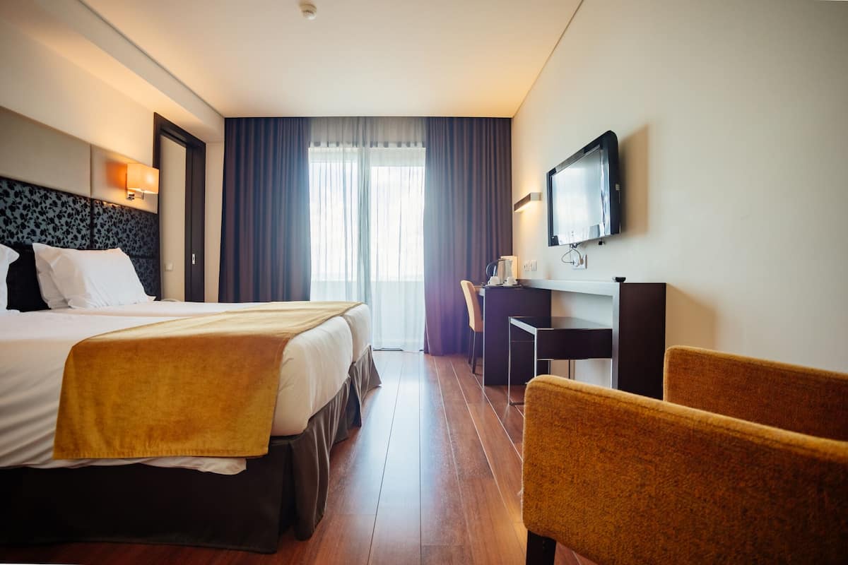 Kamer, 1 twee- of 2 eenpersoonsbedden (Extra Bed) | 1 slaapkamer, een minibar, een kluis op de kamer, een bureau