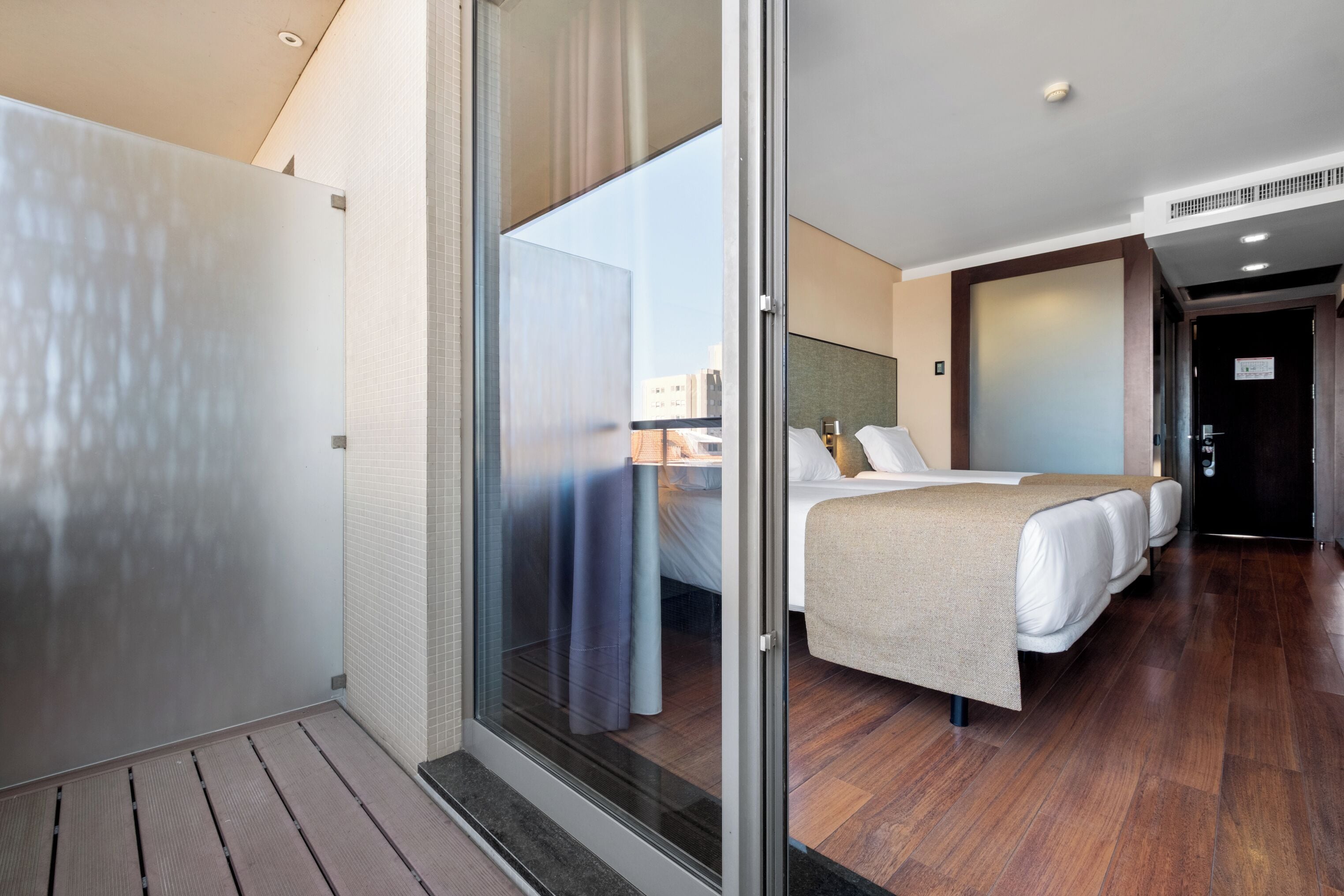 Driepersoonskamer, balkon | Een minibar, een kluis op de kamer, een bureau, verduisterende gordijnen