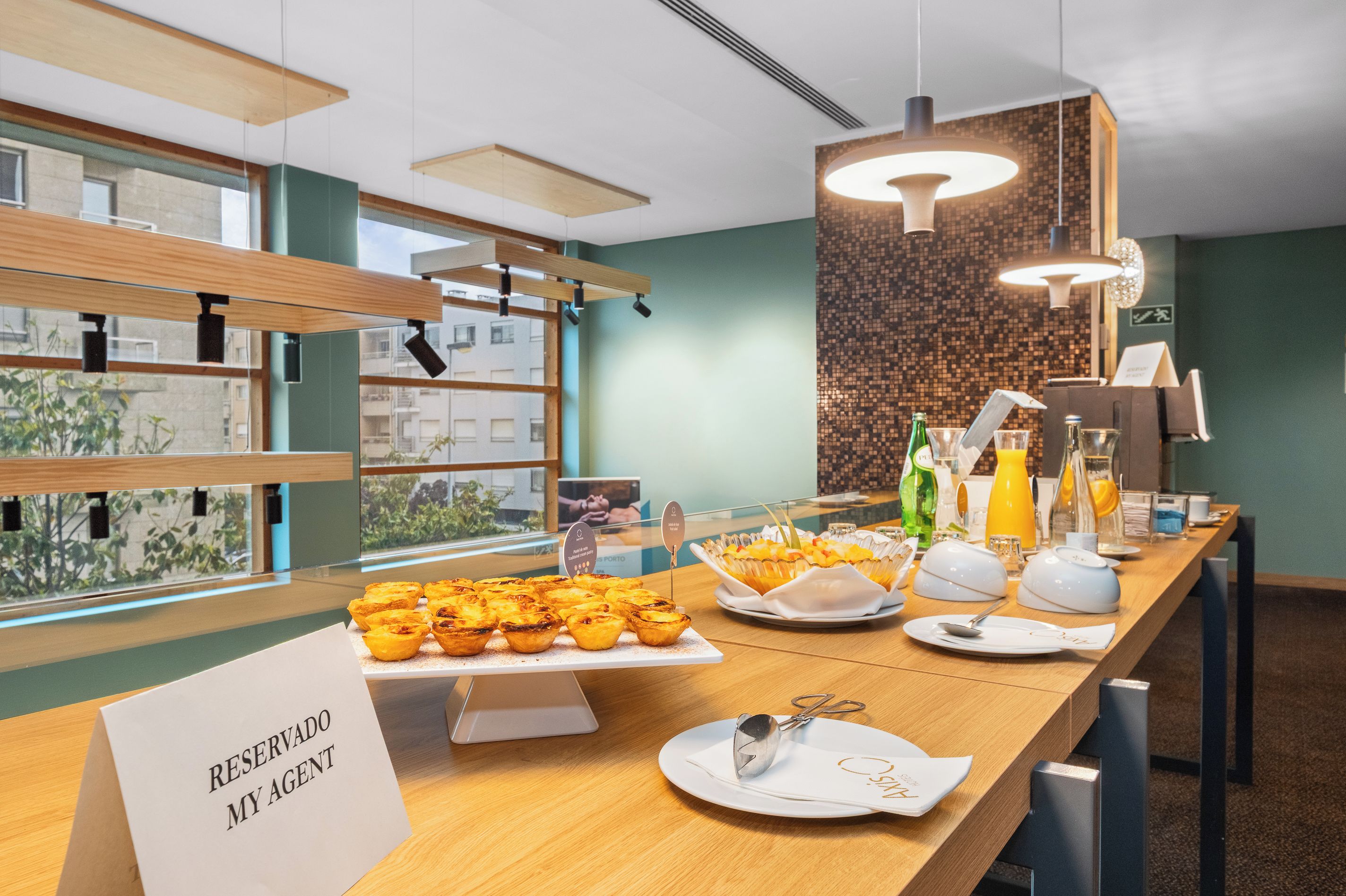 Un buffet de petit-déjeuner proposant diverses pâtisseries, avec un panneau indiquant une zone réservée.