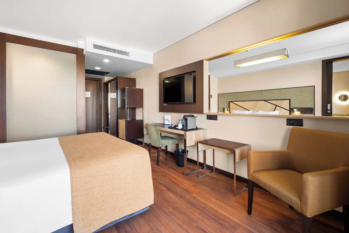 Minibar, in-room safe, desk, blackout drapes