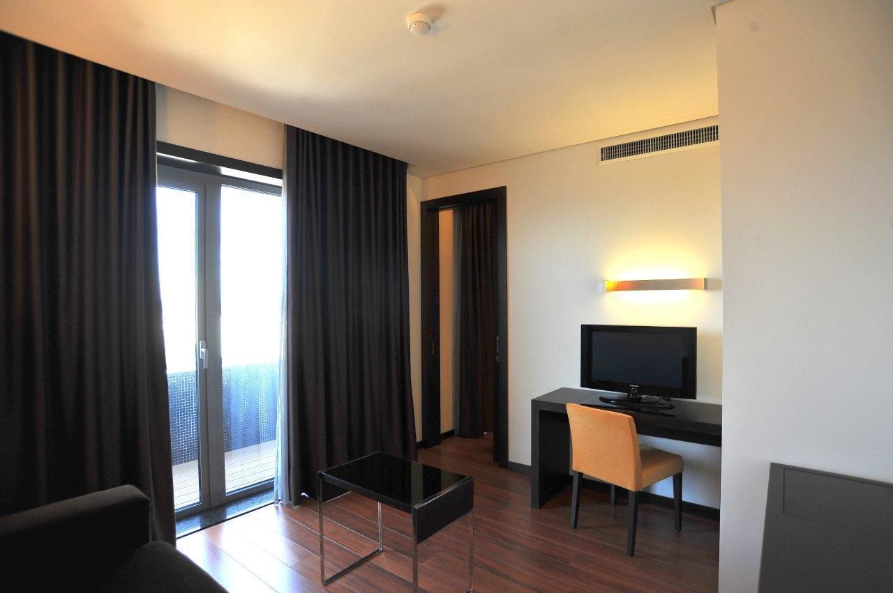 flat-screen tv, pay films