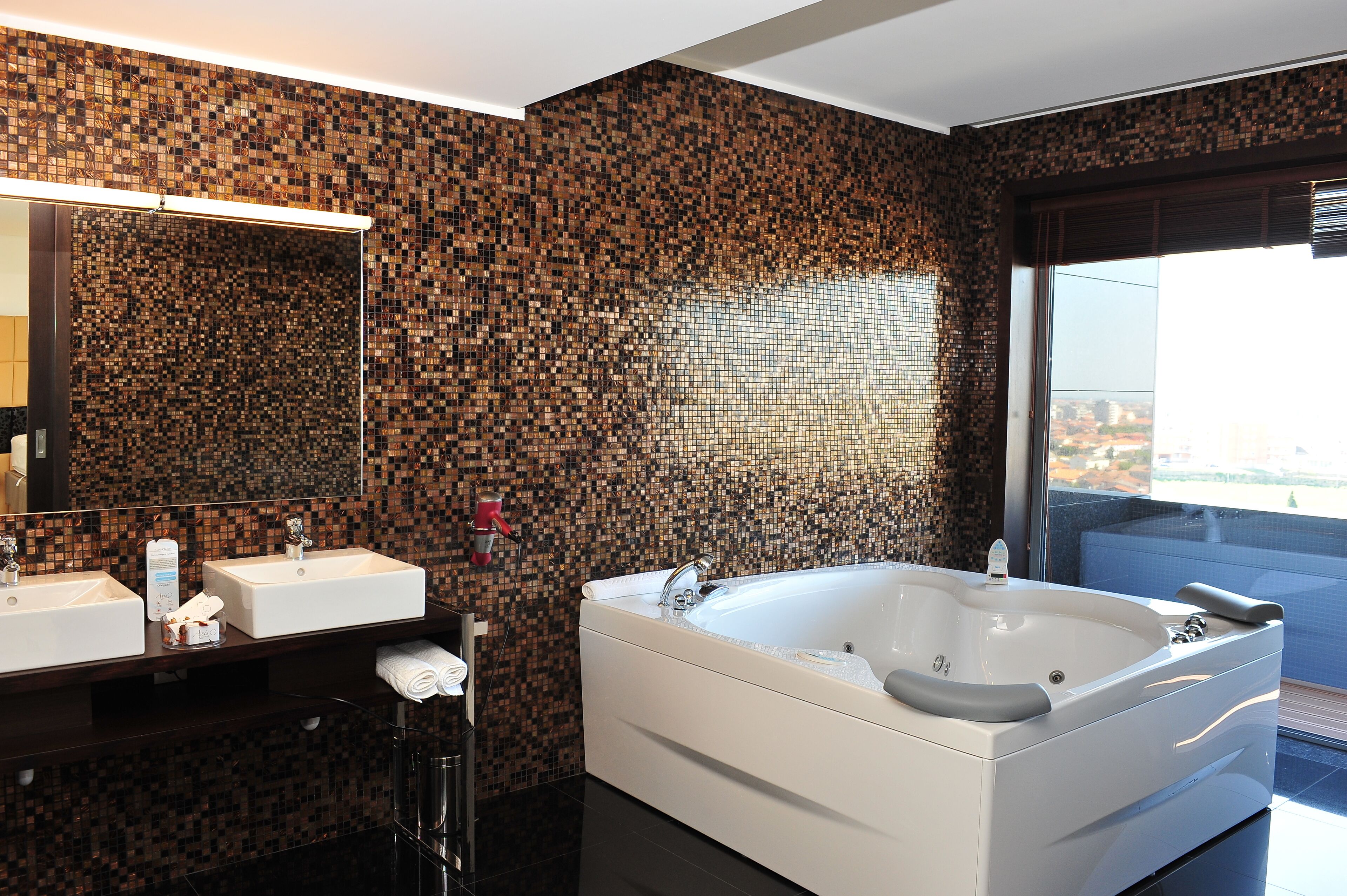 presidential suite | bathroom | combined shower/bathtub, free toiletries, hair dryer, bidet