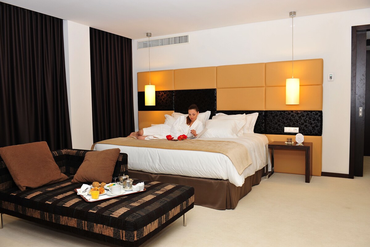 Presidential Suite | Minibar, in-room safe, desk, blackout drapes