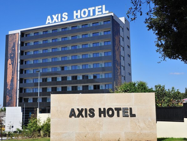A multi-story hotel building with a sign reading "AXIS HOTEL". - Axis Porto Business & Spa Hotel (Matosinhos)
