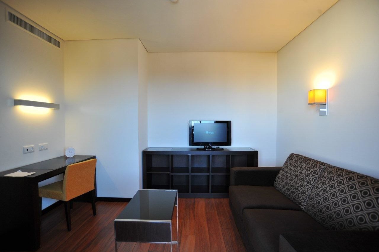 flat-screen tv, pay films