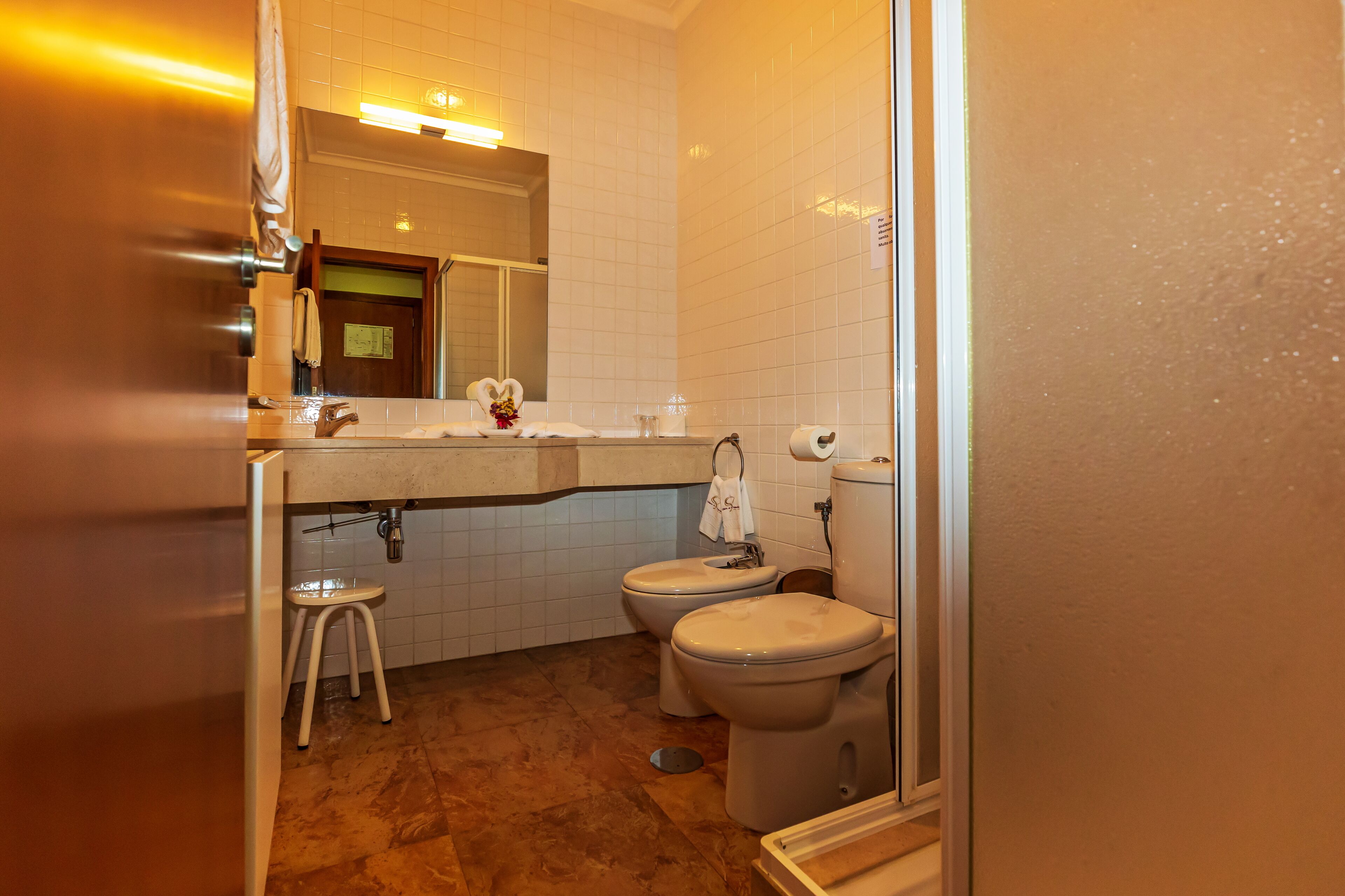 standard double room | bathroom | towels