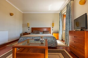 Quarto superior | Cofres nos quartos, escrivaninha, cortinas blackout