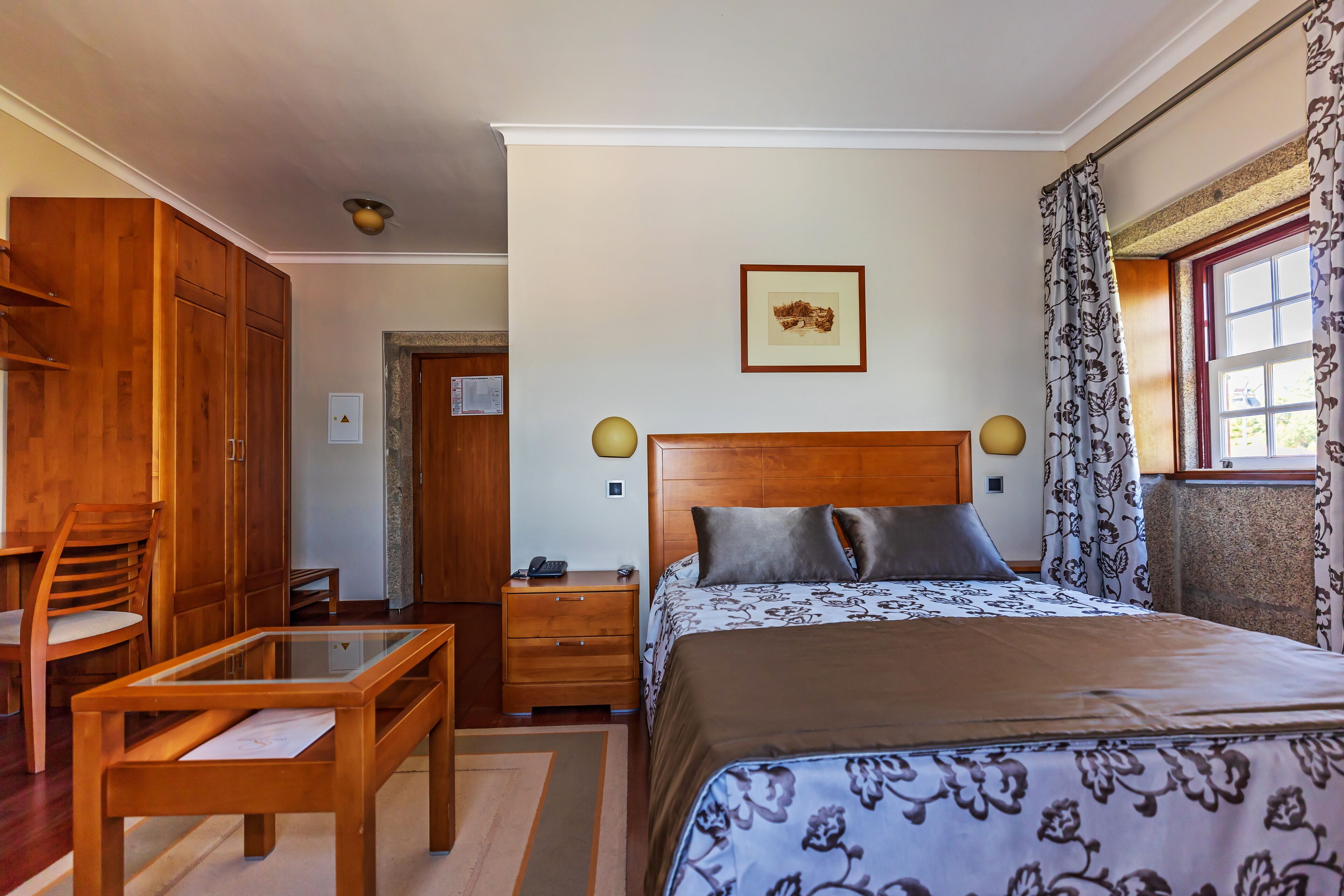 Une chambre à coucher avec un lit en bois, un bureau et une chaise.