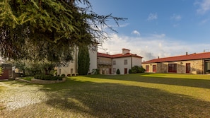 Vista frontal de la propiedad