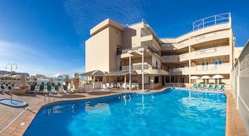 Outdoor pool, pool umbrellas, sun loungers