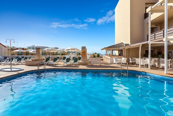 Außenpool, Sonnenschirme, Liegestühle