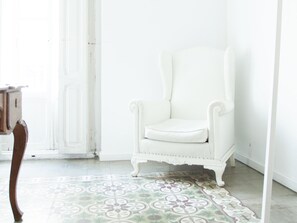 슈피리어 더블룸 | 거실 공간 | 평면 TV