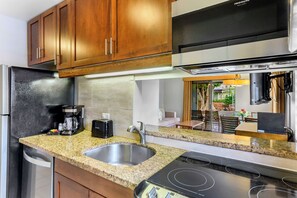 Studio Suite | Private kitchen - The Gardens at West Maui (Lahaina)
