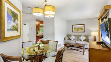 Suite, 1 habitación | Área de sala de estar | Televisión y reproductor de DVD