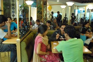 Déjeuner et dîner servis sur place