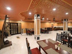 Bữa sáng buffet hàng ngày với phụ phí nhỏ 