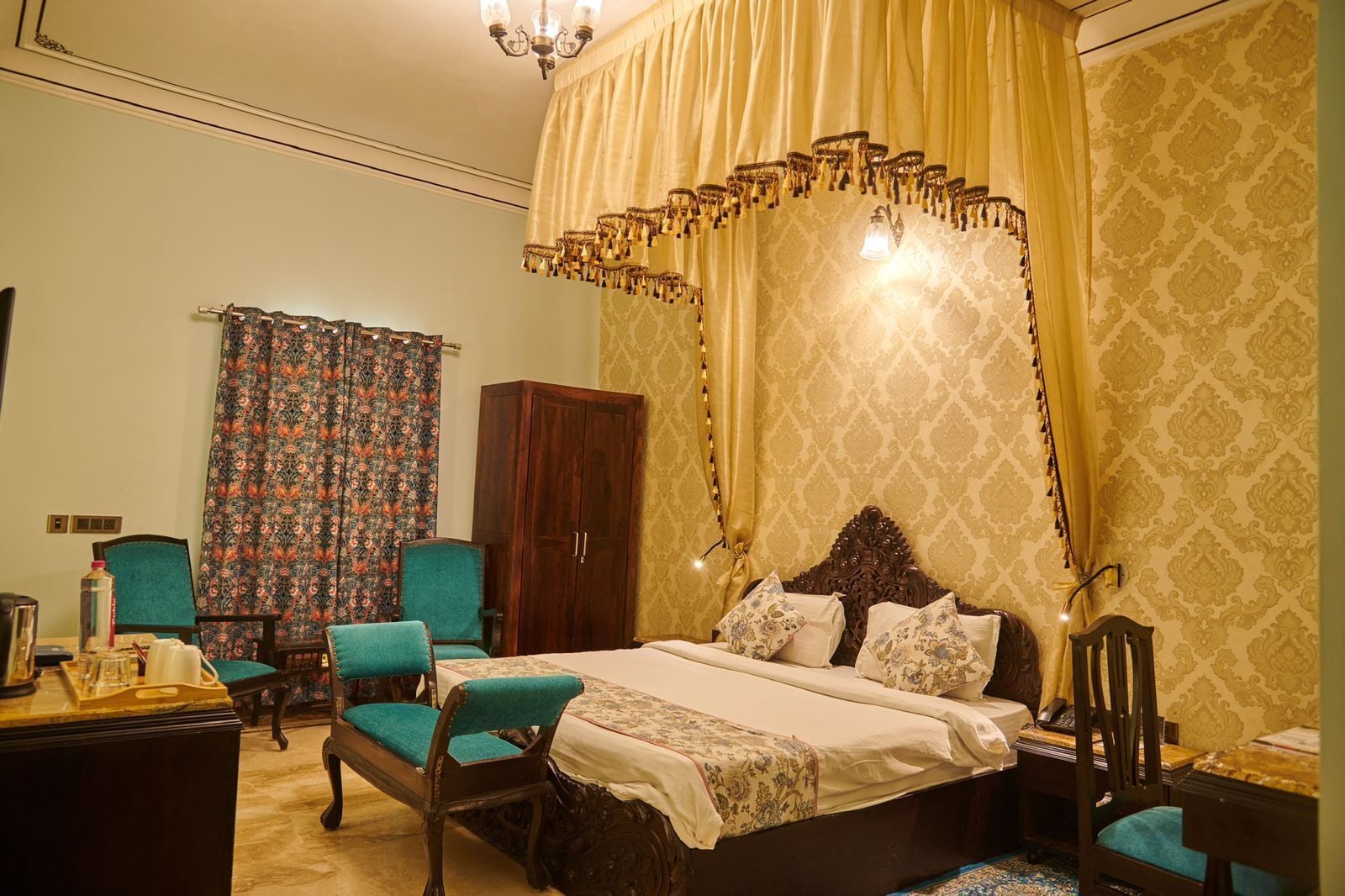 Quarto tradicional com cama de dossel, guarda-roupa de madeira e duas cadeiras combinando.