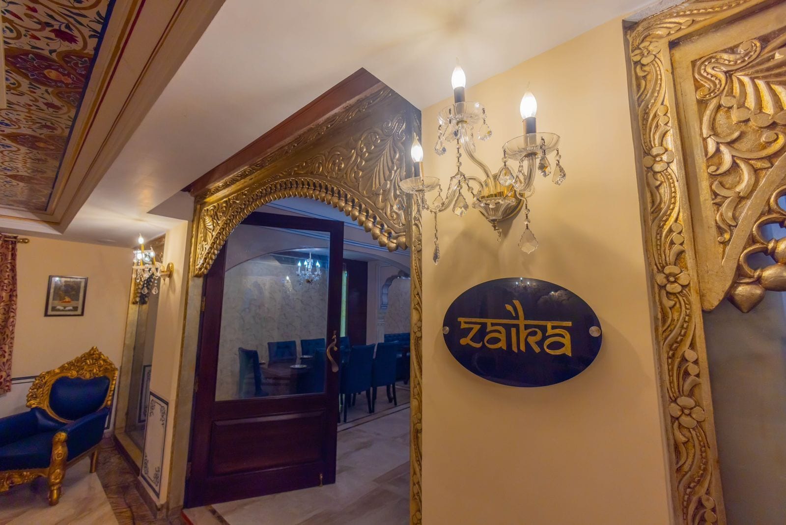 Un intérieur luxueux, avec un hall d’entrée imposant, un lustre et une enseigne portant l’inscription « zaika ».