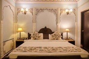 Quarto luxo | Frigobar, cofres nos quartos, escrivaninha