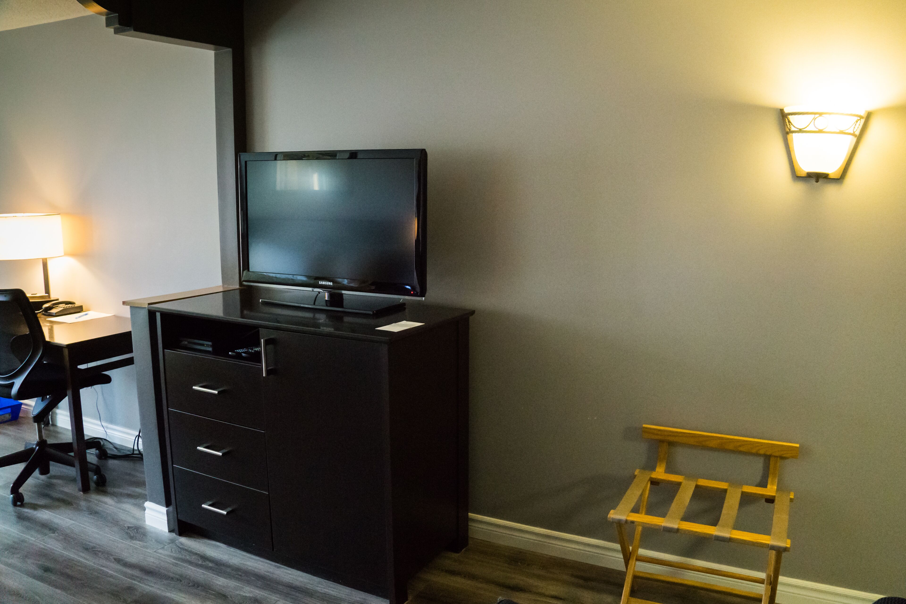 deluxe suite, 1 queen bed | television