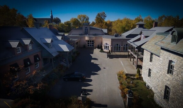 Front of property - Chateau Logue Hôtel (Maniwaki)