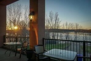 Exterior - Chateau Logue Hôtel (Maniwaki)