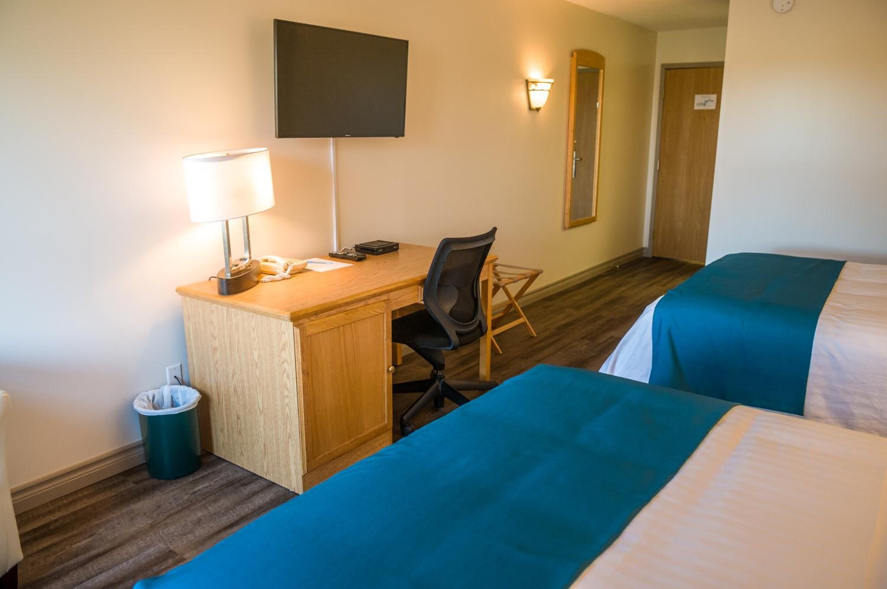 comfort room | desk, rollaway beds, free wifi